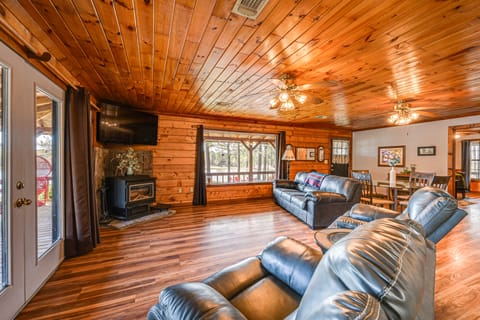 Broken Bow Cabin w/ Hot Tub & Fishing On-Site! House in Oklahoma