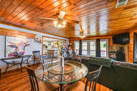 Broken Bow Cabin w/ Hot Tub & Fishing On-Site! House in Oklahoma