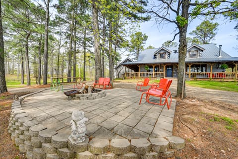 Broken Bow Cabin w/ Hot Tub & Fishing On-Site! House in Oklahoma