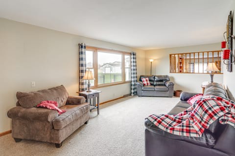 Quiet Greenwich Home w/ Pool + Screened Porch! House in Ohio