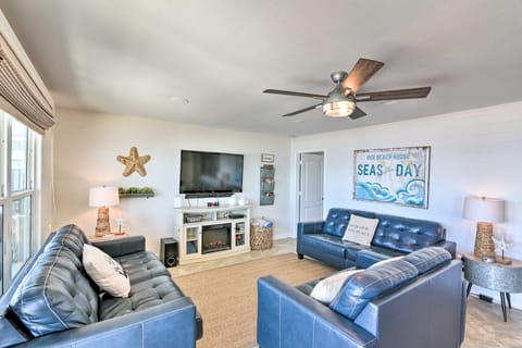 Surfside Beach Home w/ Deck on Pedestrian Beach! House in Surfside Beach