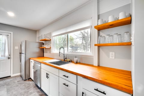 Updated Home: Central Oak Ridge Location House in Oak Ridge