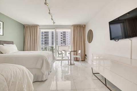 Sunny Isles Beach Resort Studio w/ Ocean Views Apartment in Sunny Isles Beach