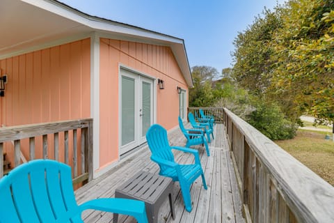 Emerald Isle Beach House: Walk to the Sand! Apartment in Emerald Isle