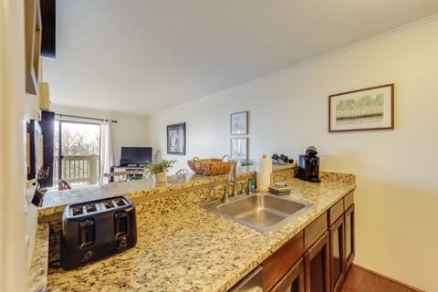 Beech Mountain Studio w/ Balcony < 1 Mi to Skiing! Apartment in Beech Mountain