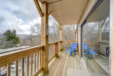 Beech Mountain Studio w/ Balcony < 1 Mi to Skiing! Apartment in Beech Mountain