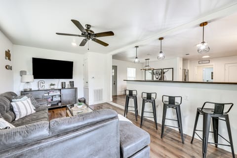 Riverfront Royal Home w/ Hot Tub & Fire Pits! House in Garland County