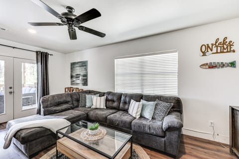 Riverfront Royal Home w/ Hot Tub & Fire Pits! House in Garland County