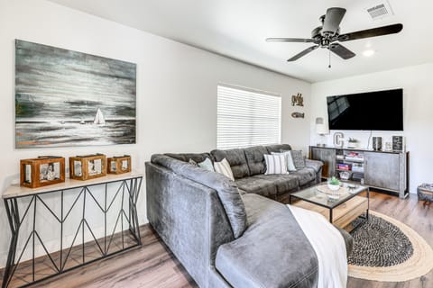 Riverfront Royal Home w/ Hot Tub & Fire Pits! House in Garland County