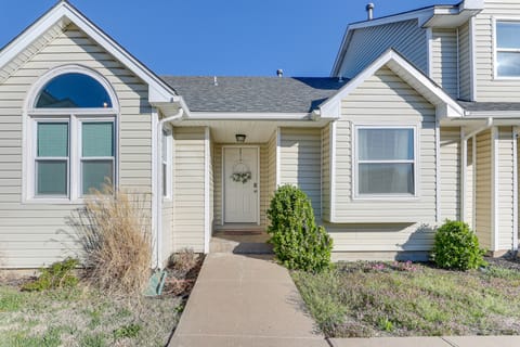 Wichita Townhome w/ Patio: 9 Mi to Downtown! Apartment in Wichita