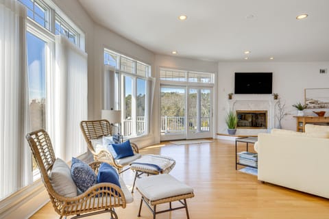 Hamptons Home Near Beaches w/ Pool & Water Views! House in Southampton