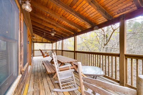 Sevierville Cabin w/ Hot Tub ~ 4 Mi to Nat’l Park! House in Sevier County