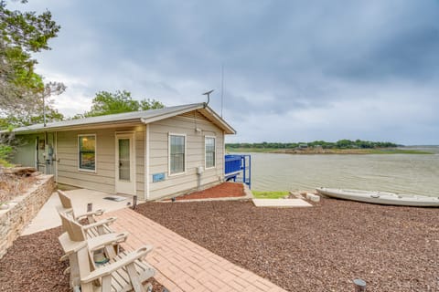 Waterfront Lake Buchanan Cottage w/ Kayaks! Cottage in Rio Grande