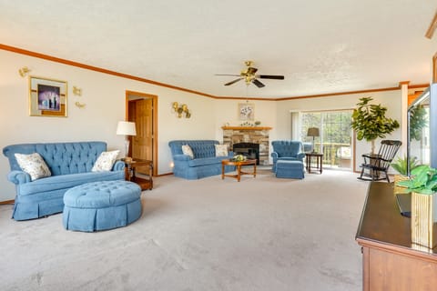 Serene Zanesville Getaway: Hot Tub, 2 Decks! Apartment in Ohio