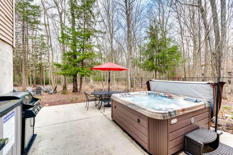 Pet-Friendly Pocono Lake Home w/ Private Hot Tub! House in Coolbaugh Township