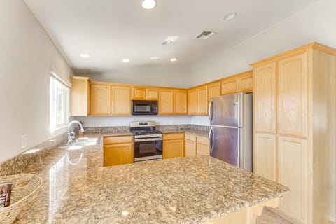 Joshua Tree Home w/ Fire Pit ~ 4 Mi to Nat’l Park! House in Joshua Tree