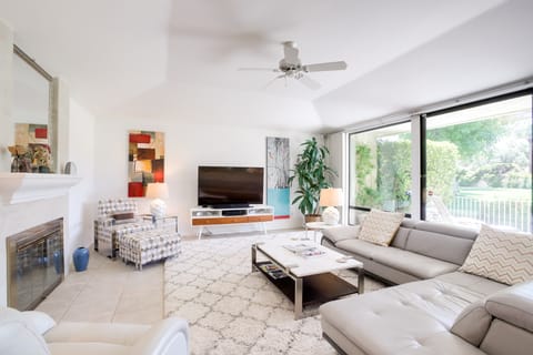 Sunny Palm Springs Haven: Fenced Patio, 6 Pools! Apartment in Palm Springs