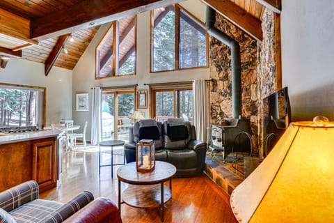 Spacious Retreat w/ Backyard: 1 Mi to Lake Almanor House in Lake Almanor