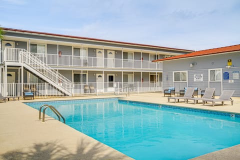 Airy Biloxi Condo w/ Patio: Walk to Beach! Apartment in Biloxi