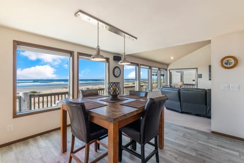 Walk to Beach: Oceanfront Hideaway in Westport! House in Westport