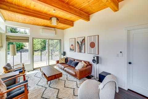 Mid-Century Escape: Lake Views, Steps to Cave Bay! House in Kootenai County