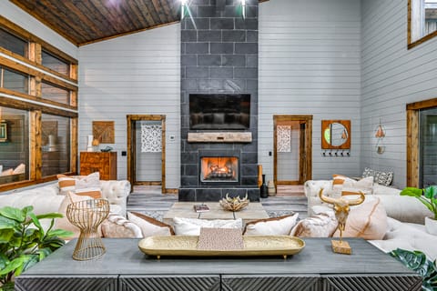 Luxe Broken Bow Vacation Rental: Hot Tub & Pets OK House in Oklahoma