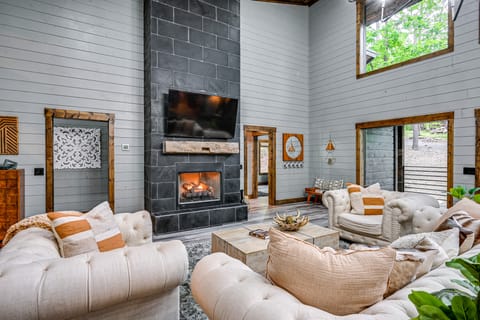 Luxe Broken Bow Vacation Rental: Hot Tub & Pets OK House in Oklahoma