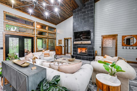 Luxe Broken Bow Vacation Rental: Hot Tub & Pets OK House in Oklahoma