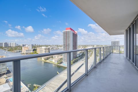 Upscale 16th-Floor Condo, Walk to Hollywood Beach! Apartment in Hollywood Beach