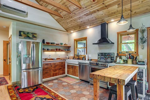 Unique & Serene Retreat, 7 Mi to Downtown Portland House in Milwaukie