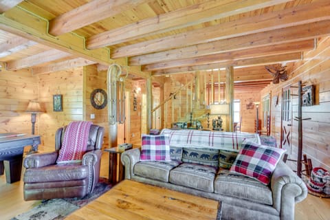 Rustic Topton Cabin w/ Game Room & Private Hot Tub House in Nantahala Lake