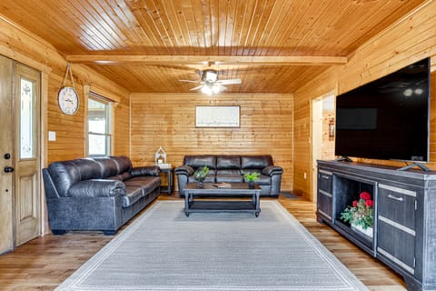 Family-Friendly Milton Home on 14 Acres w/ Hot Tub House in Indiana