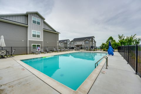 Mtn-View Gem w/ Hot Tub Access: Branson Condo Apartment in Branson