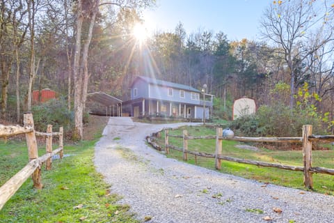 Tennessee Mountain Cabin ~ 18 Mi to Knoxville! House in Knoxville