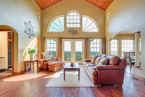 Family-Friendly Fischer Home w/ Private Hot Tub! House in Canyon Lake