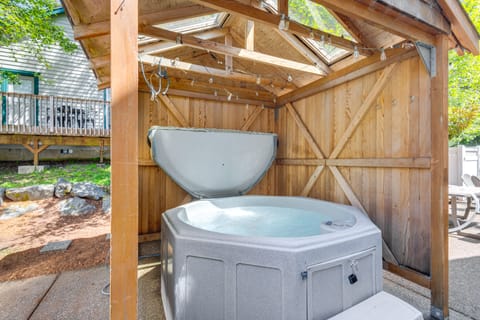 Rockaway Beach Home w/ Hot Tub: Half Mi to Beach! House in Rockaway Beach