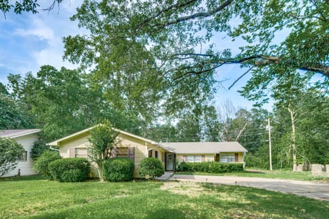 Jackson Home w/ Patio, 2 Grills & Ping-Pong Table! House in Flowood