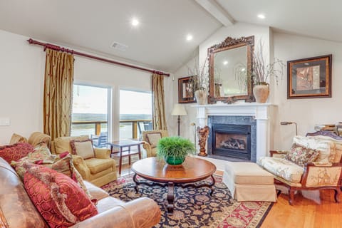 Luxe Home w/ Panoramic Greers Ferry Lake Views House in Greers Ferry Lake