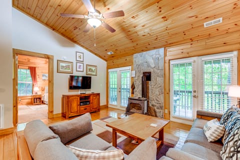 Serene Maggie Valley Retreat w/ Deck & Hot Tub! House in Maggie Valley