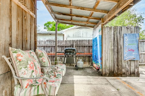 Gulf Breeze Studio w/ Shared Patio: 2 Mi to Beach! Apartment in Gulf Breeze