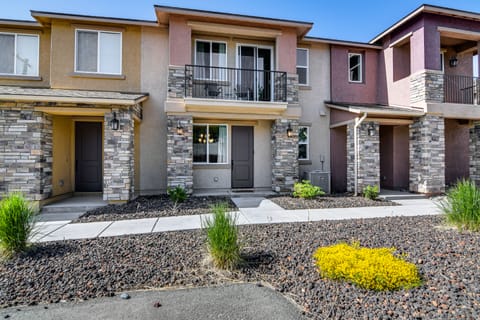 16 Mi to Lake Tahoe: Carson City Townhome Apartment in Carson City