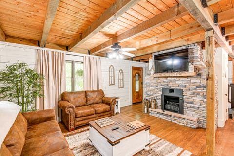 Peaceful Mt Juliet Cabin w/ Hot Tub & Fire Pit House in Mount Juliet