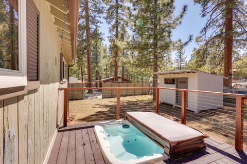 Cozy Mountain Cabin in Big Bear Lake w/ Hot Tub! House in Big Bear