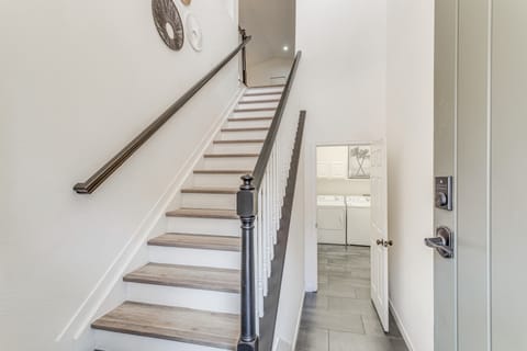 Seasonal Pool, Balcony: Quiet & Cozy Aurora Condo! Apartment in Aurora