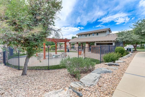 Seasonal Pool, Balcony: Quiet & Cozy Aurora Condo! Apartment in Aurora