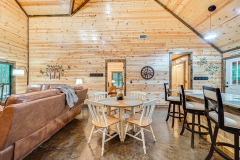 Near Choctaw Casino: Broken Bow Cabin w/ Hot Tub! House in Broken Bow