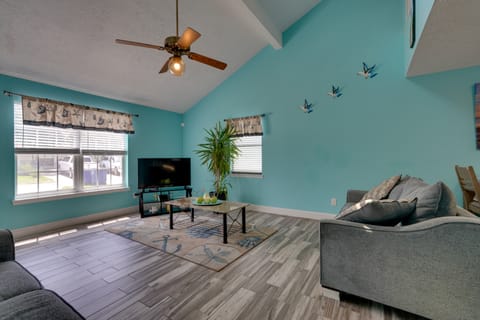 Bright Panama City Townhome: 1 Mi to Bay! Apartment in Highway 30A Florida Beach