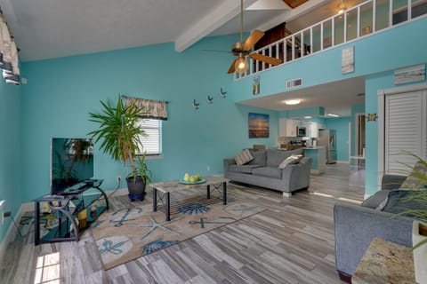 Bright Panama City Townhome: 1 Mi to Bay! Apartment in Highway 30A Florida Beach