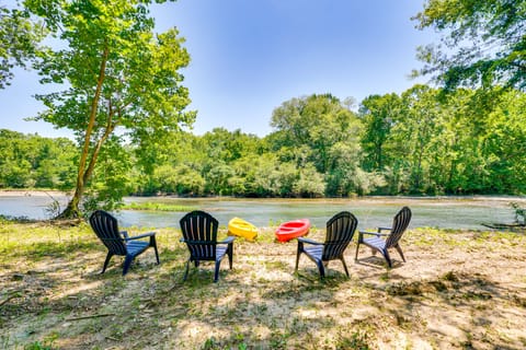 Riverfront Broken Bow Cabin w/ Private Hot Tub! House in Arkansas