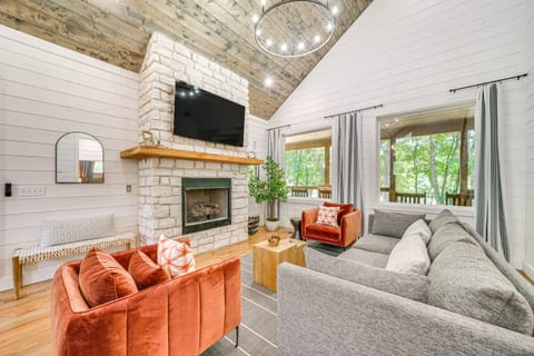 Riverfront Broken Bow Cabin w/ Private Hot Tub! House in Arkansas